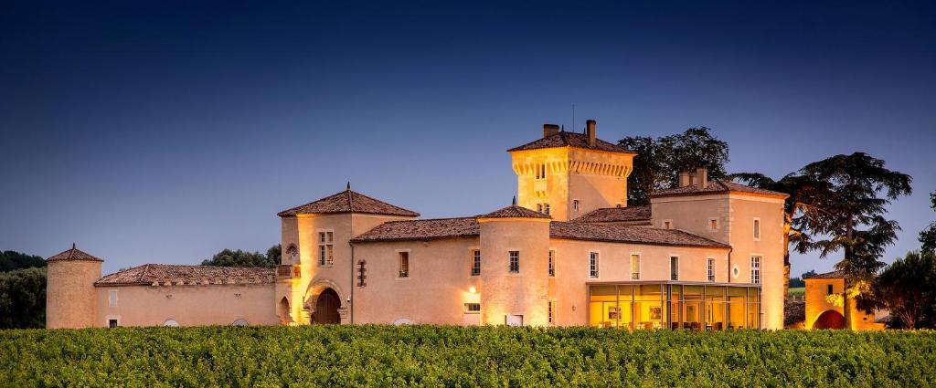 Dormir dans un domaine viticole : Top 10 des expériences insolites à vivre en France
