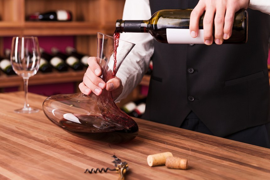 Pourquoi carafe-t-on un vin ? Décantation vs aération