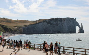 Les falaises d'Étretat, un décor emblématique qui illustre le lien entre cinéma, paysages et tourisme.